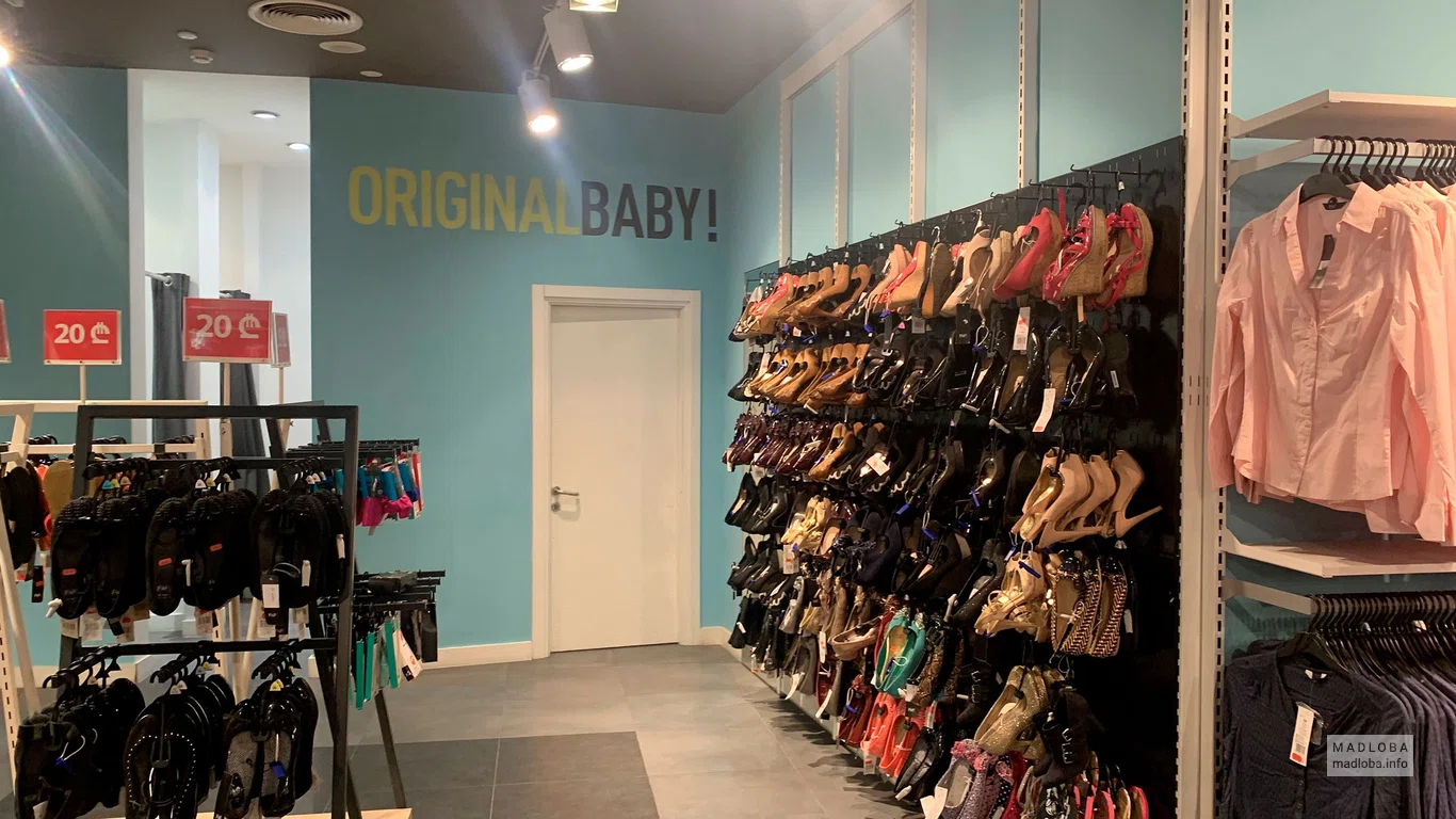 Коллекция обуви в магазине 2го в Грузии