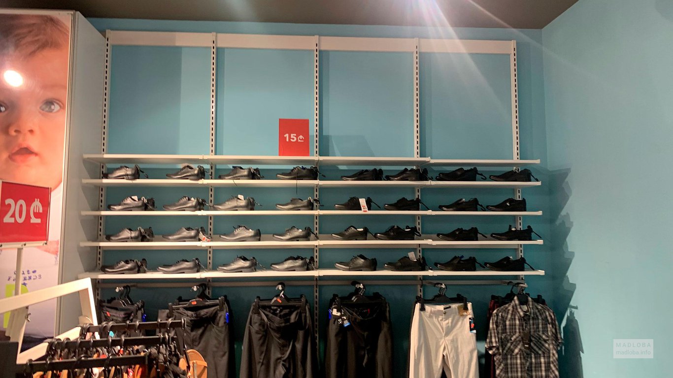 Полки с мужскими туфлями в магазине 2го