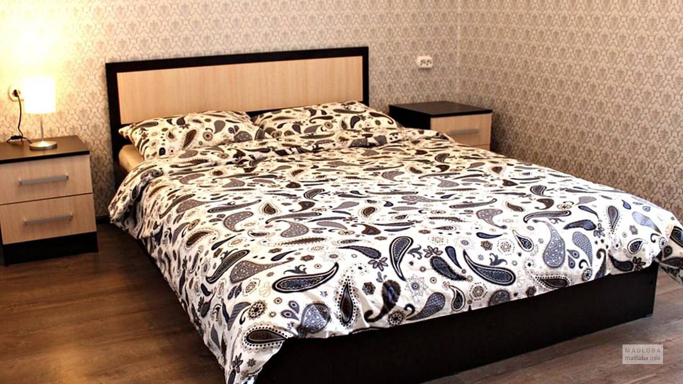 Кровать в апартаментах на Марджанишвили