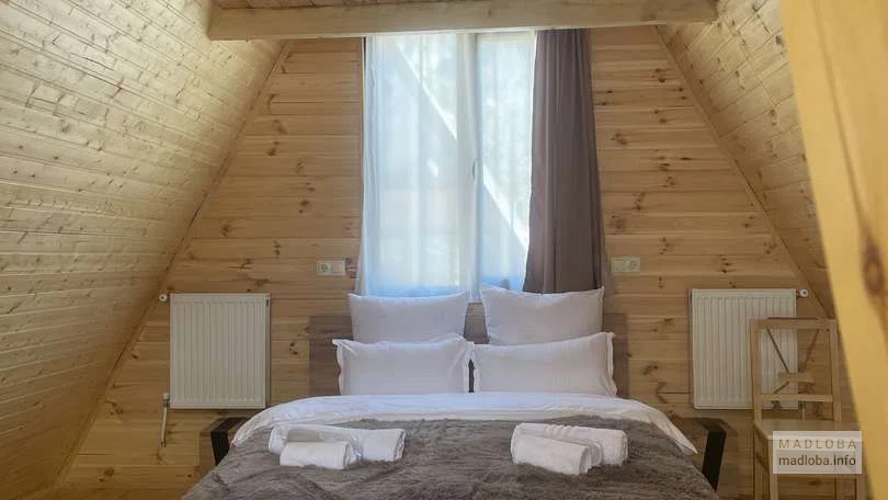 Спальня  апартаментов для отдыха "Twin Cottages Kazbegi" в Степанцминде