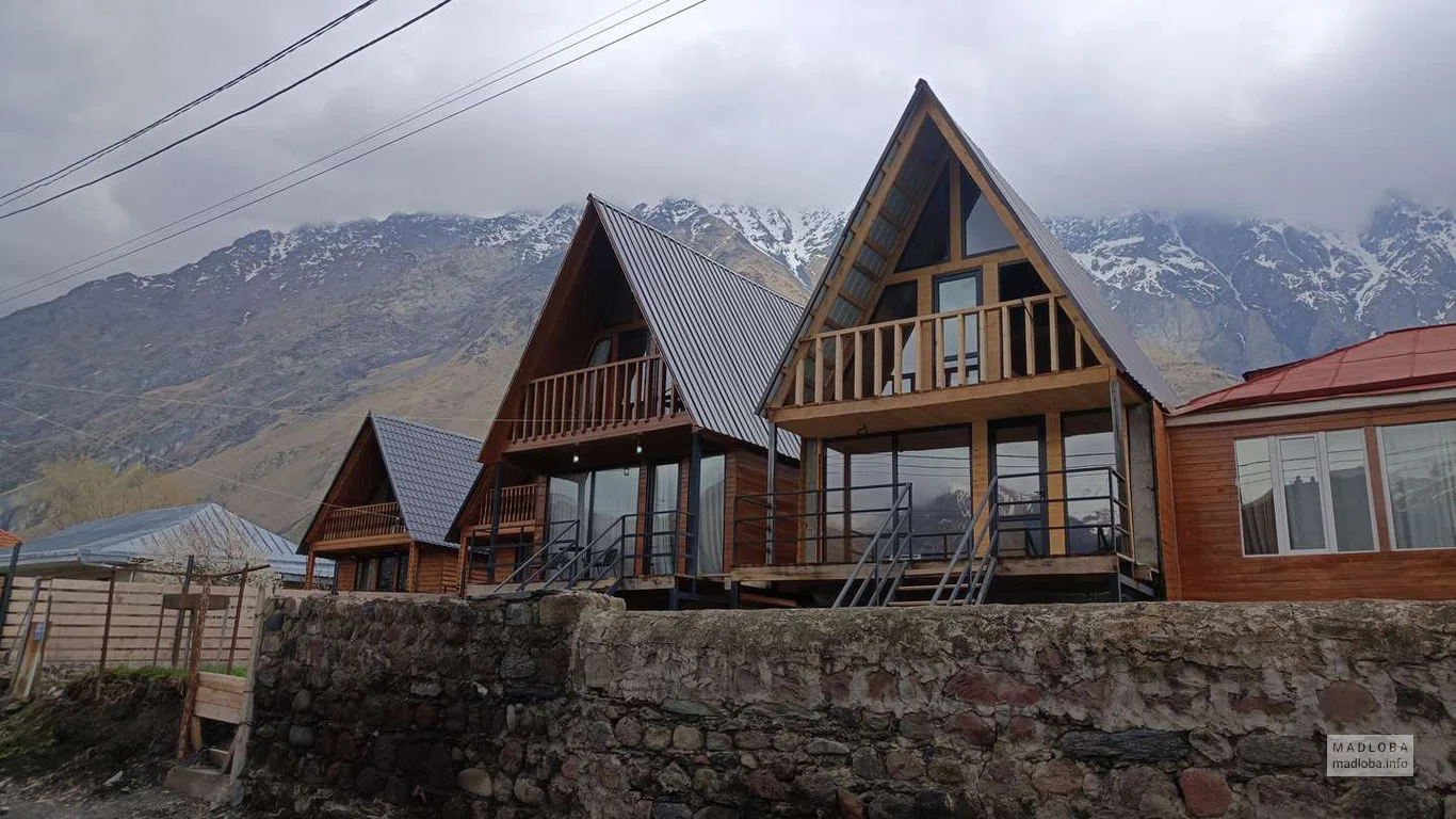 Апартаменты для отдыха "Twin Cottages Kazbegi" в Степанцминде на фоне гор