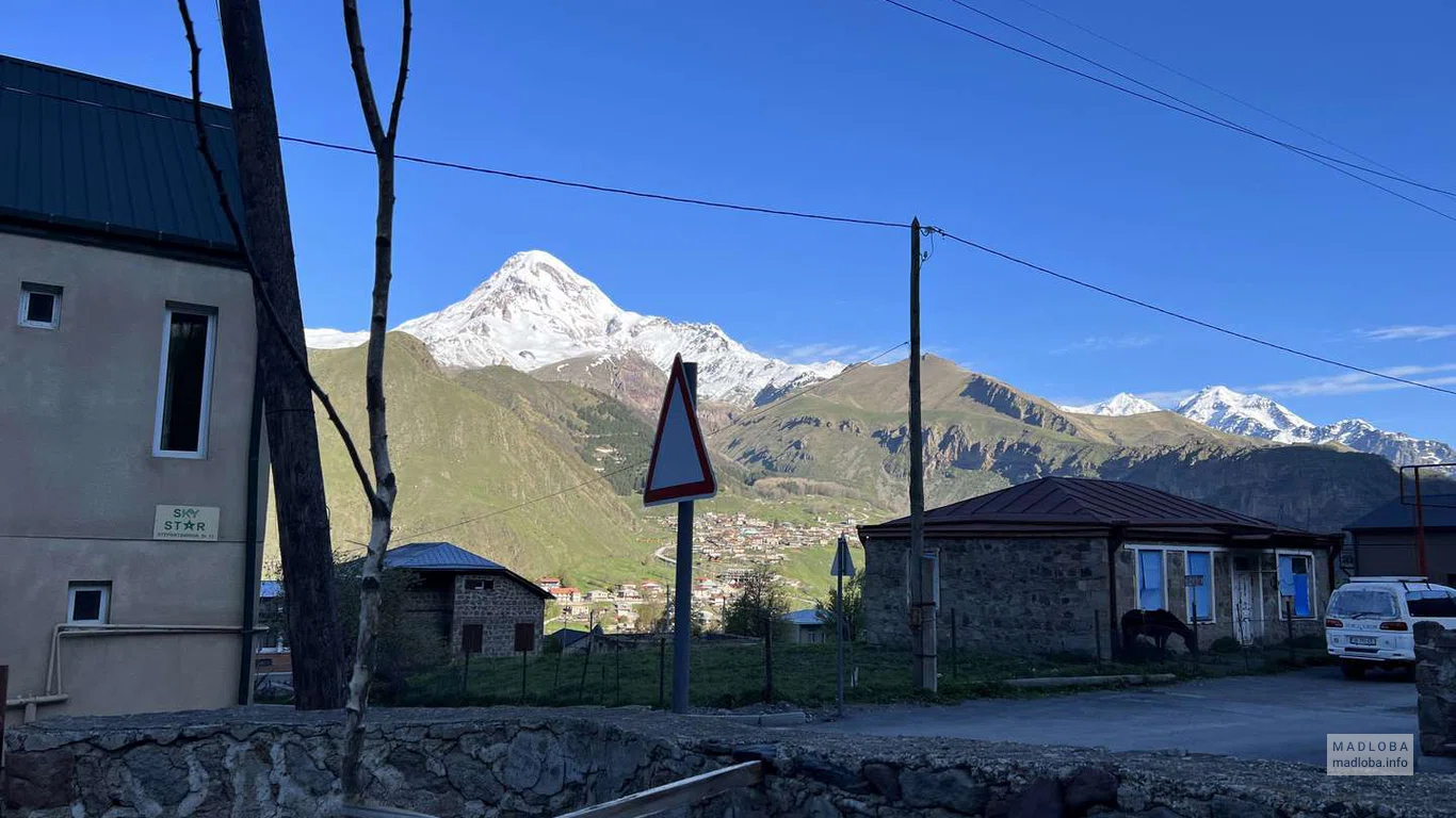 Живописный вид из  Деревянного благоустроенного коттеджа "Villa Kazbegi" в Степанцминде