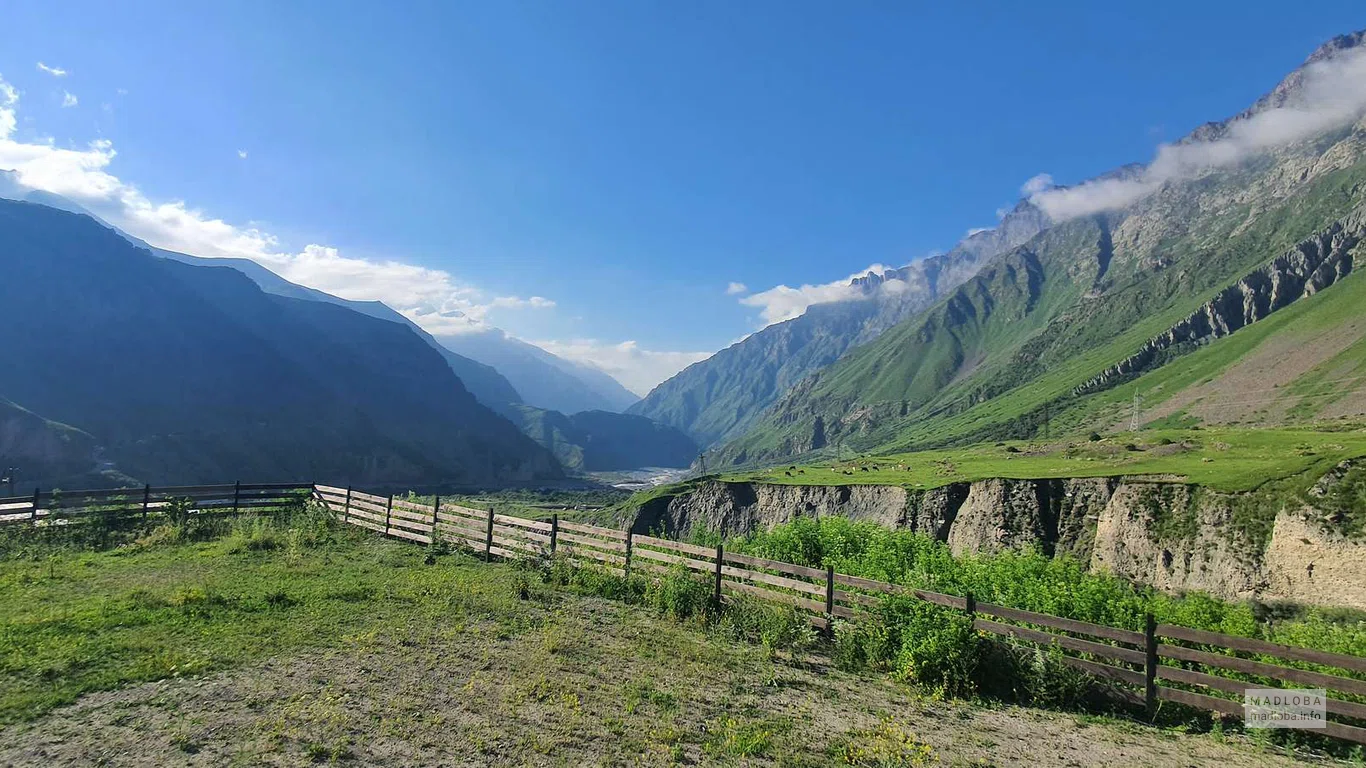 Живописный вид из  Коттеджа "Voyager Kazbegi"  в Степанцминде