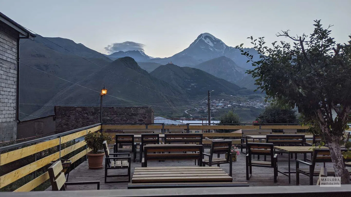 Открытая терраса Отеля "Wooden Hotel Kazbegi" в Степанцминде