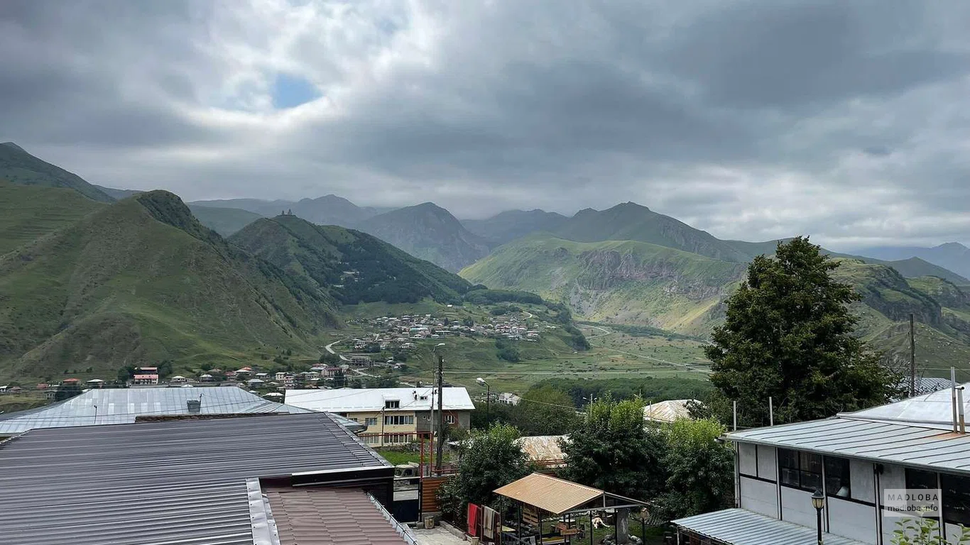 Живописный вид из Отеля "Wooden Hotel Kazbegi" в Степанцминде