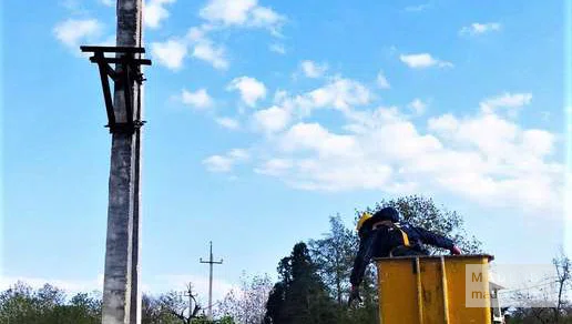 Компания энергетического сектора "Energo Pro Georgia" рабочий скручивает провода
