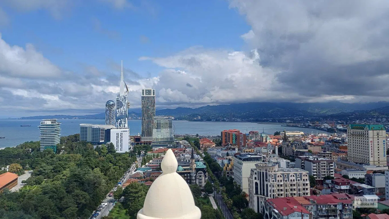 Красивый вид из ресторана 360 Sky Bar на город Батуми