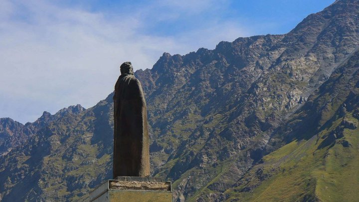 Памятник Александру Казбеги