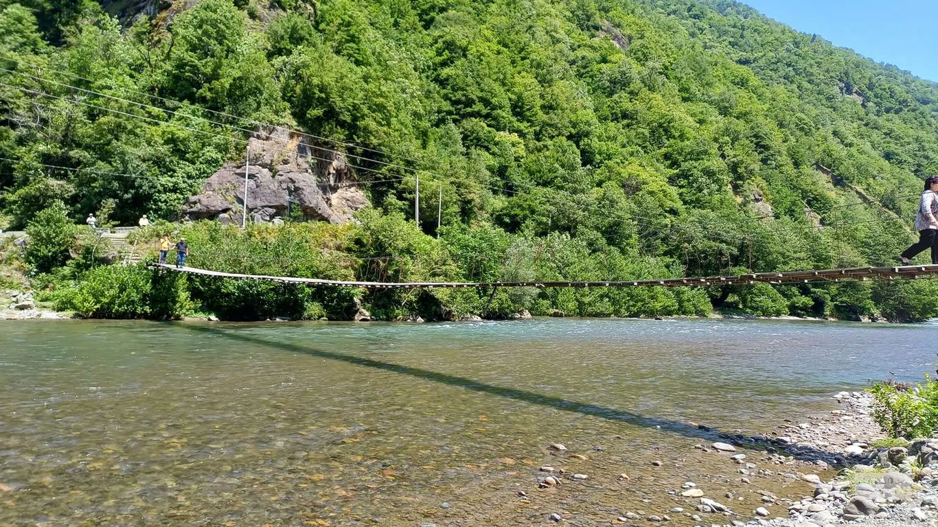 Подвесной мост — переход над рекой Мачахлисцкали для авантюристов