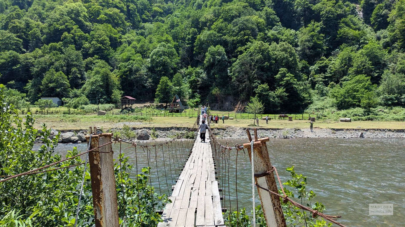 Подвесной мост над рекой Мачахлисцкали