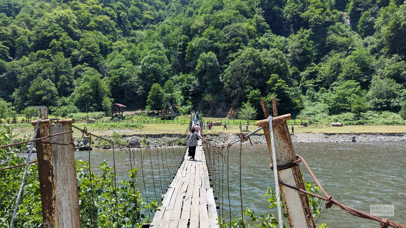 Подвесной мост над рекой Мачахлисцкали