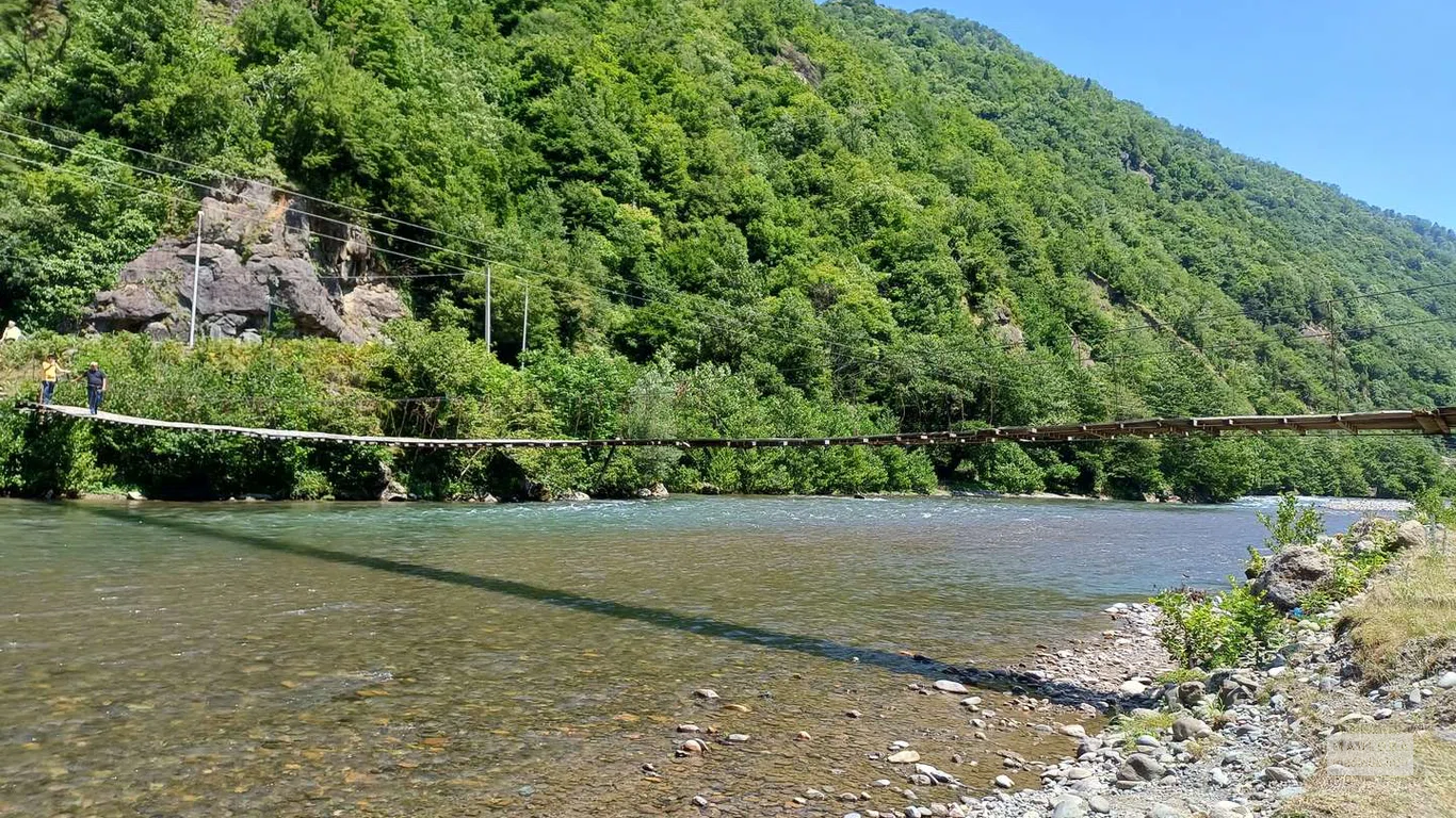 Подвесной мост над рекой Мачахлисцкали