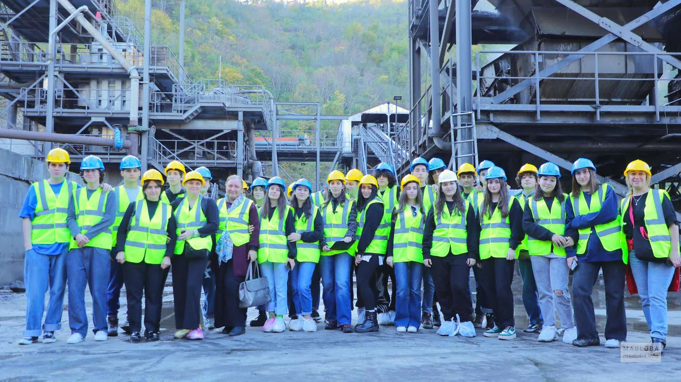 Сотрудники металлургической компании "Manganese Logistik"