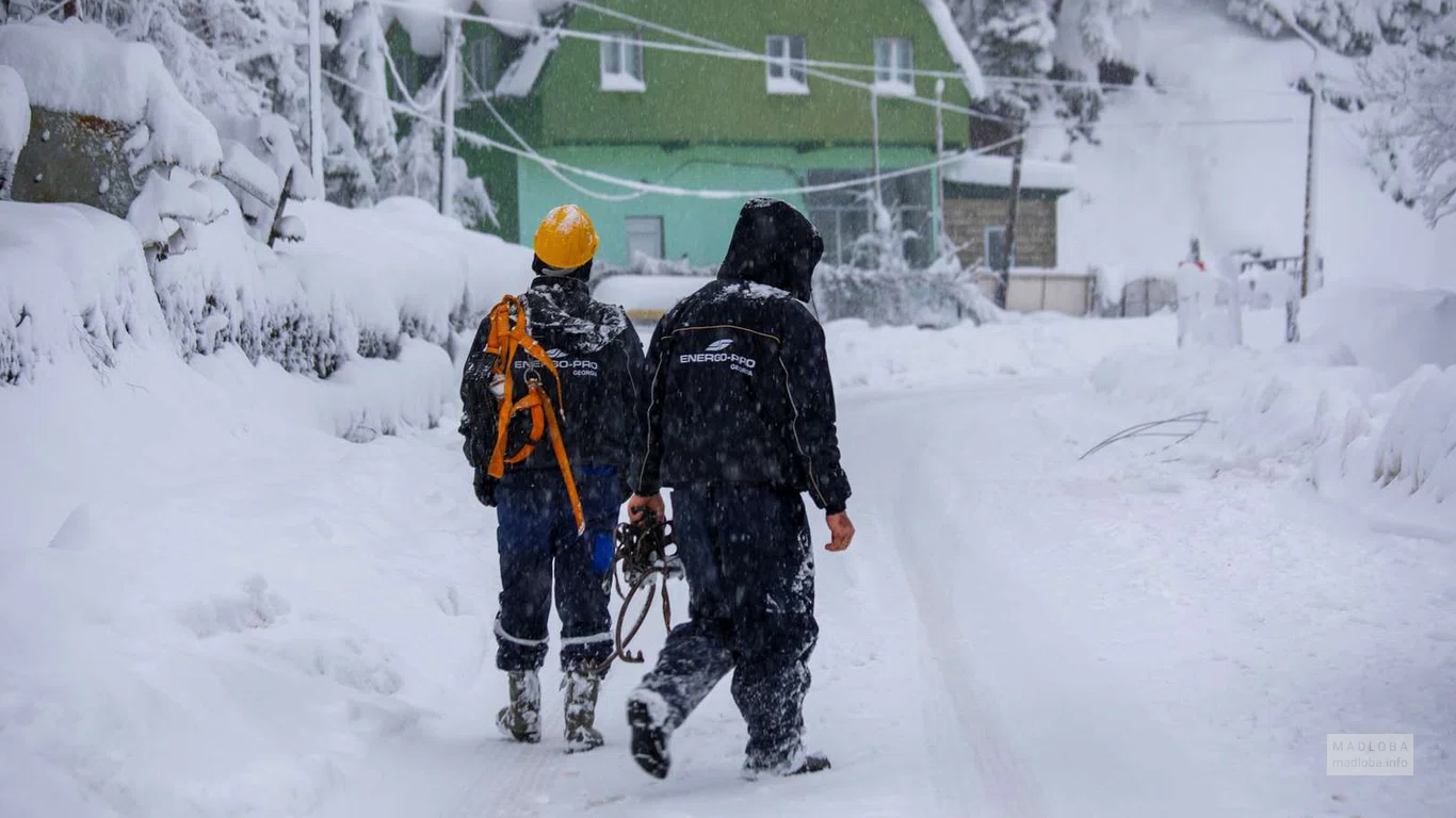 Компания энергетического сектора "Energo Pro Georgia" рабочие зимой
