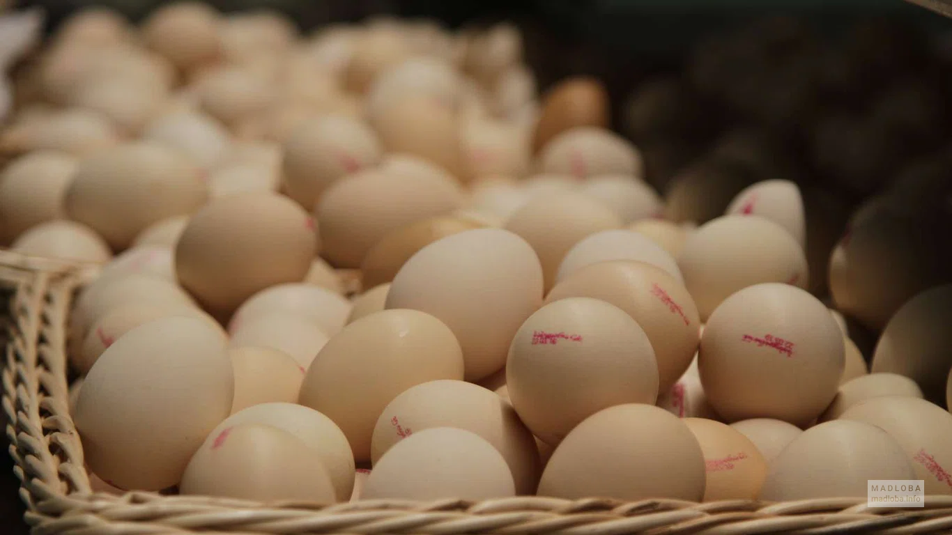 Яйца в корзинке в магазине  "Агрохаб"
