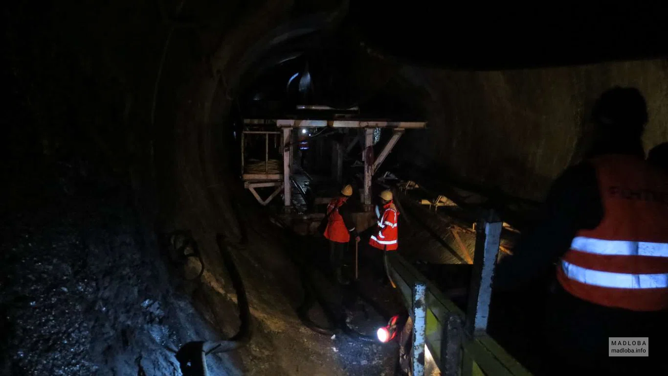 Рабочие компании "Dariali Energy" в туннеле