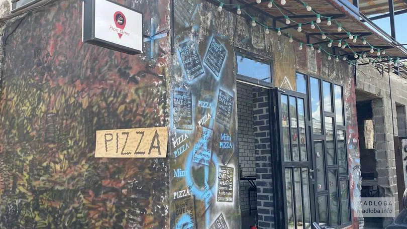 Вид сбоку на Пиццерию "Pizza Corner" в Степанцминде