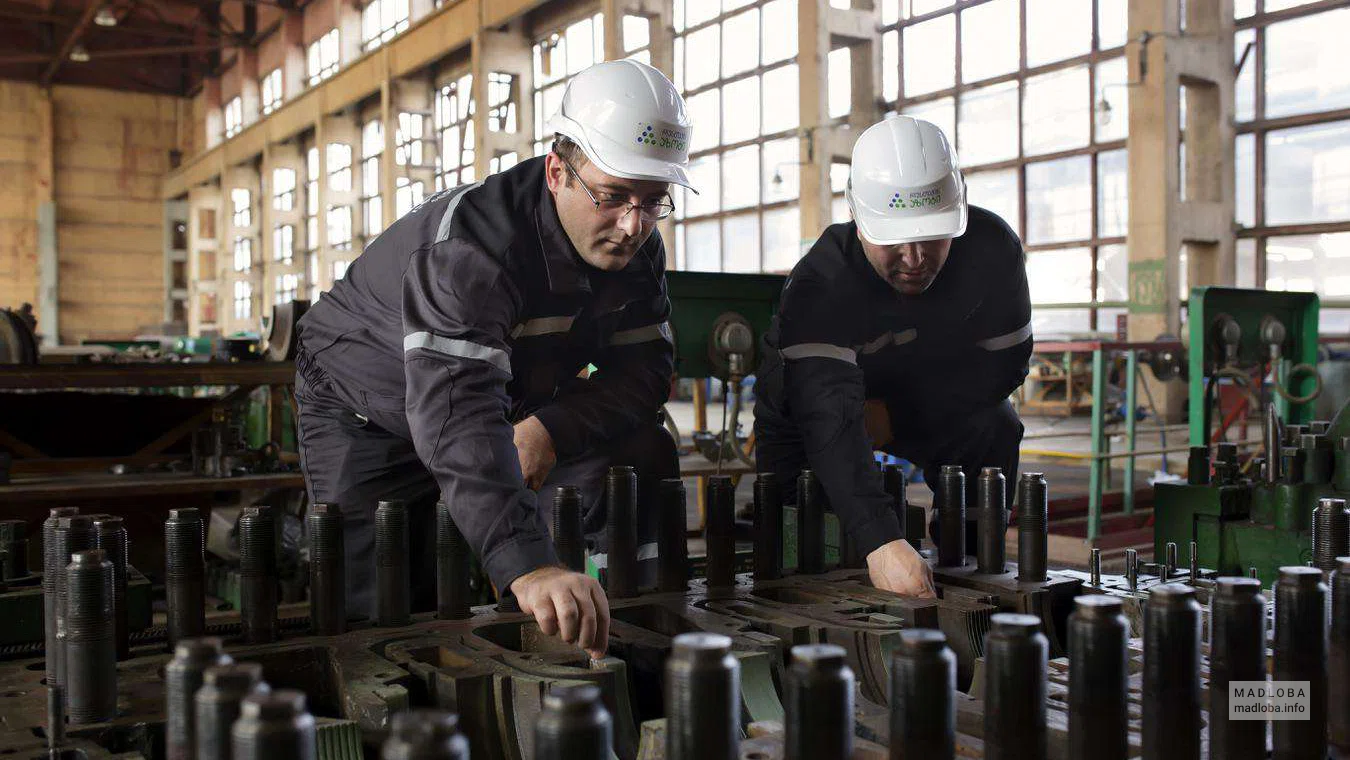 Поставщик химикатов и азотных удобрений "Rustavi Azot" рабочие завода