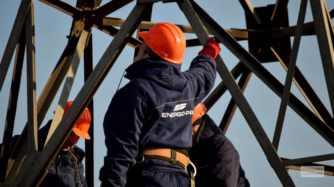 Компания энергетического сектора "Energo Pro Georgia" рабочие на вышке