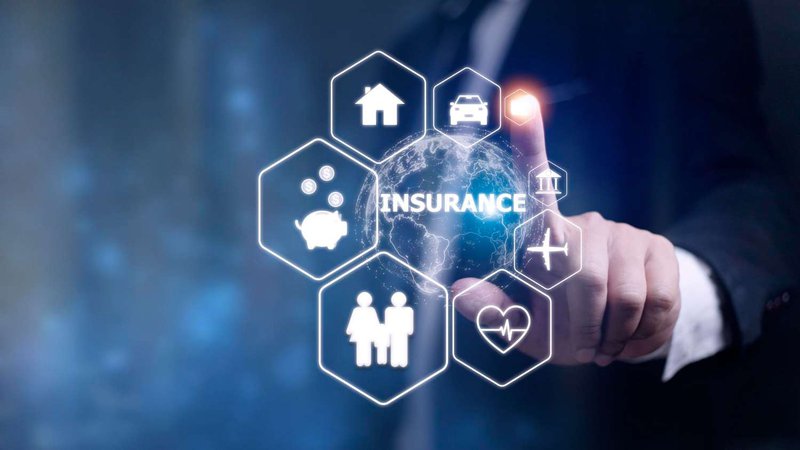 Страховой агент демонстрирует мобильное приложение для страхования в Грузии