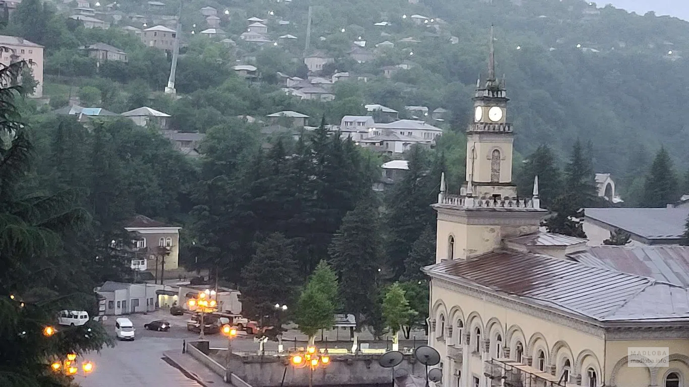 Вид на центр города со Смотровой площадке с видом на город Чиатура