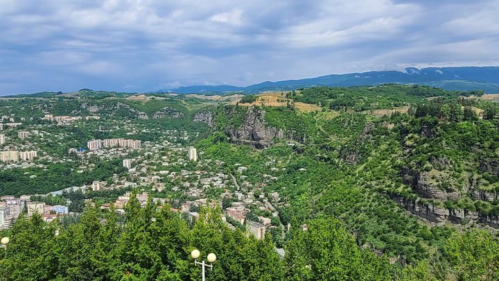 სადამკვირვებლო გემბანი ქალაქს გადაჰყურებს