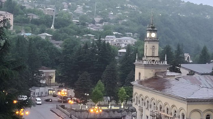 სადამკვირვებლო გემბანი ქალაქს გადაჰყურებს