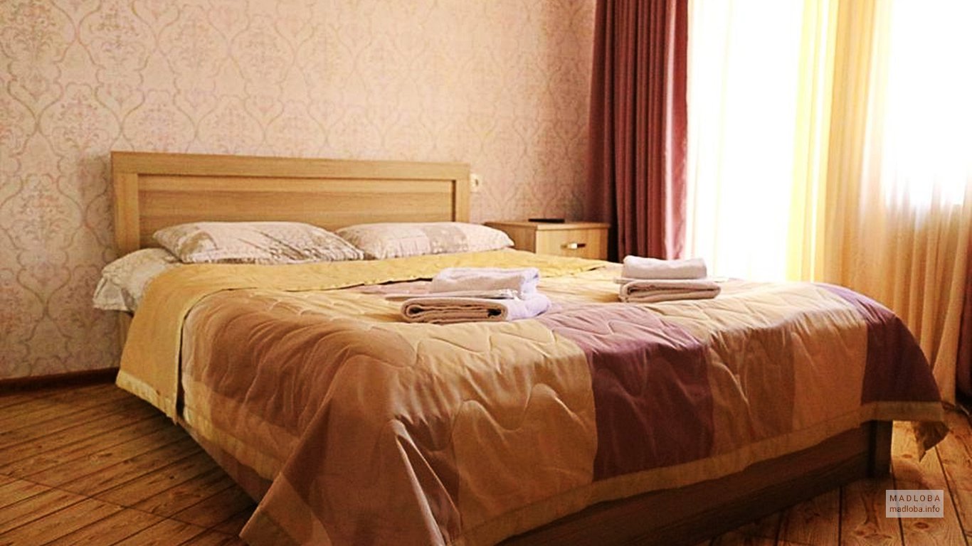 Кровать в номере отеля 7 Rooms