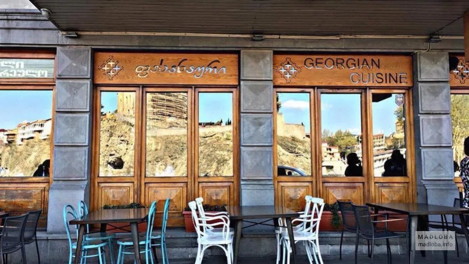 Уличные столики ресторана Пасанаури в Грузии