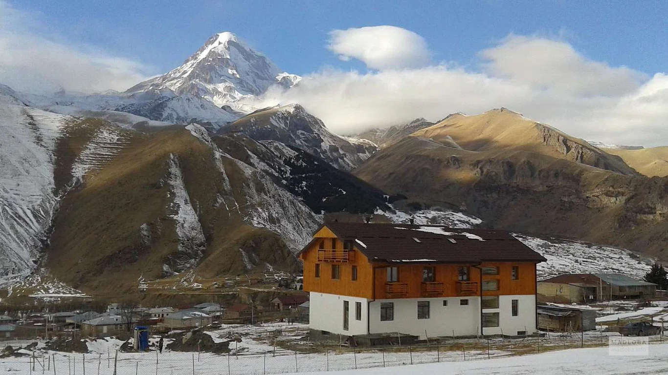 Вид сбоку на Отель "Alpenhaus"  в Степанцминде