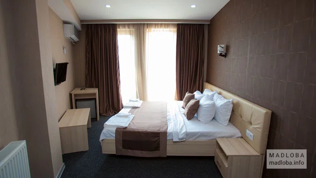 Кровать в номере отеля Вояджер