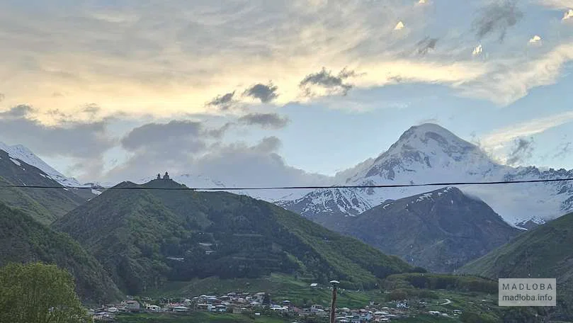 Живописный вид из Отеля "Best View Kazbegi" в Степанцминде