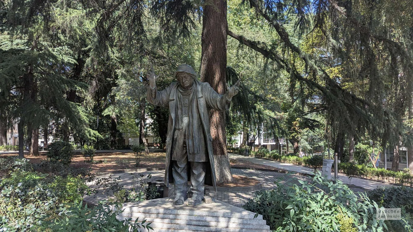 Памятник Рамазу Чхиквадзе