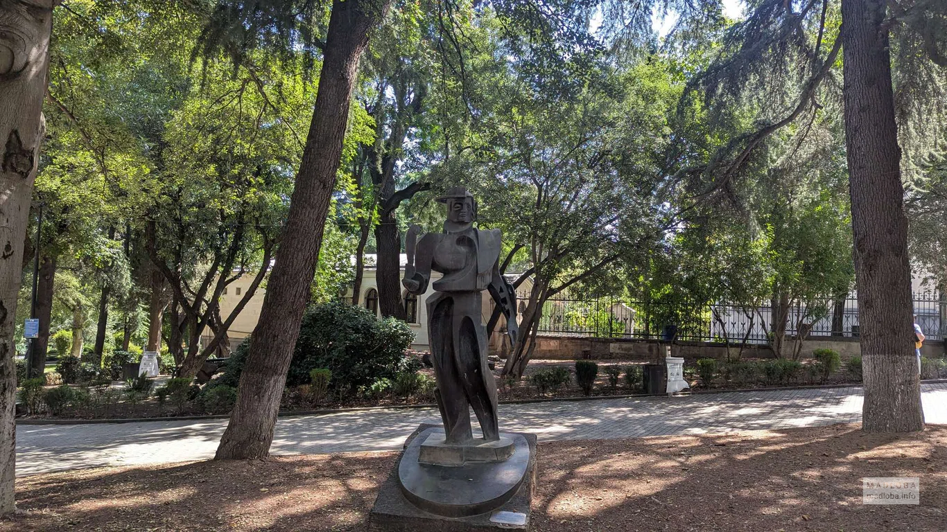 Статуя в парке 9 апреля в столице Грузии