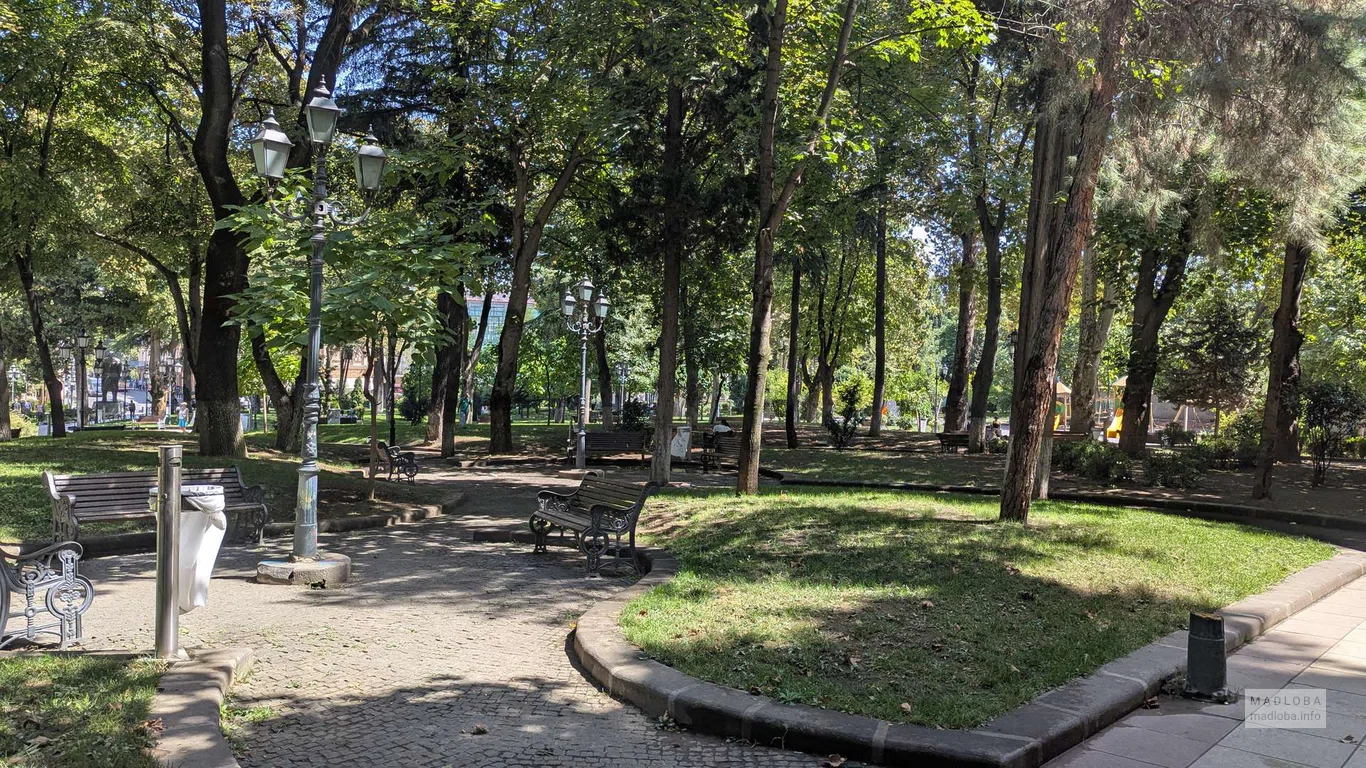 Парк 9 апреля в Тбилиси