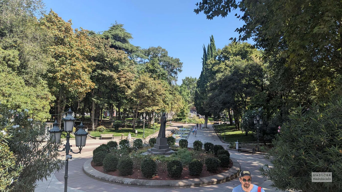 Аллея в парке 9 апреля в Тбилиси