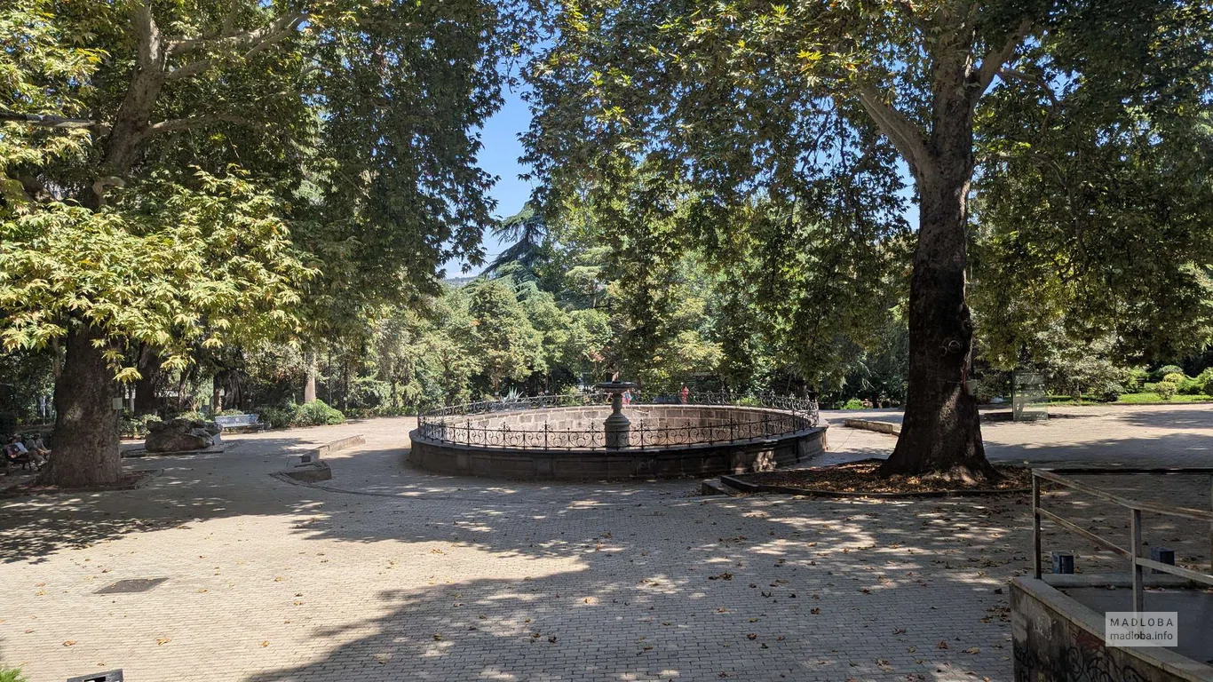 Фонтан в 9 April park