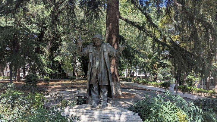 Памятник Рамазу Чхиквадзе