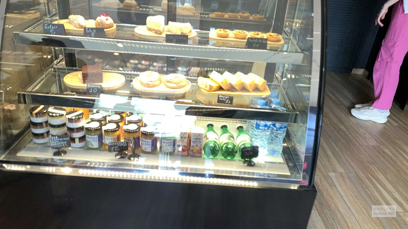 Пирожные в кофейне 9 3/4 coffee