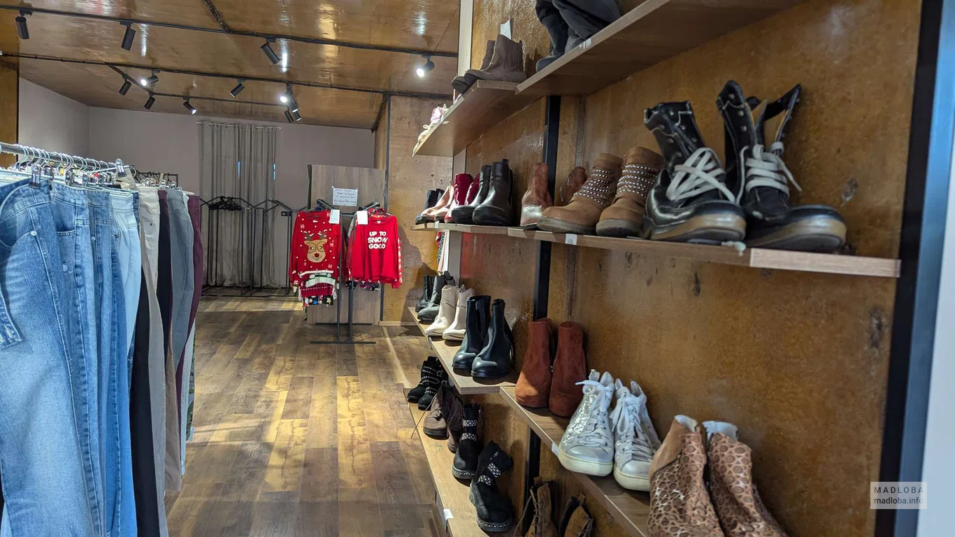 Аутлет и секонд-хенд "ALIA SHOP" стеллажи с обувью