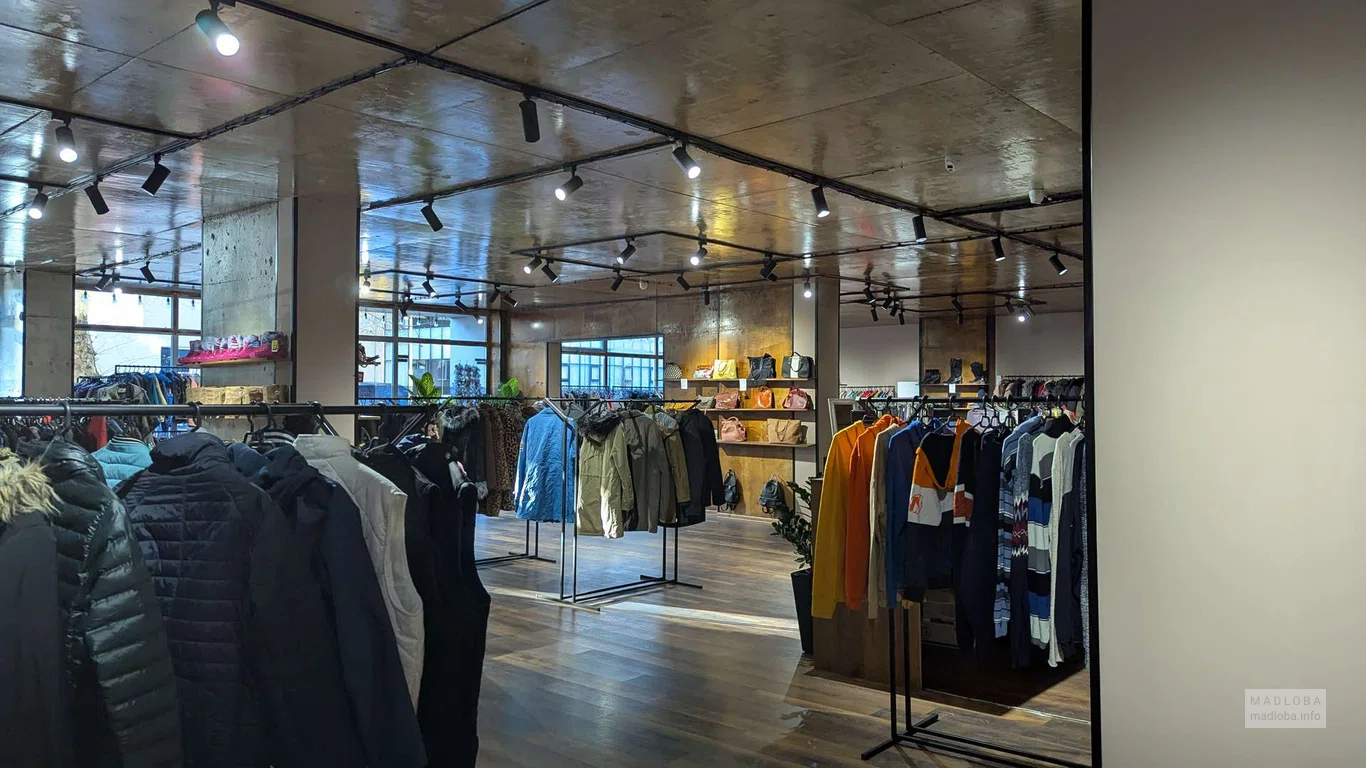 Аутлет и секонд-хенд "ALIA SHOP" секция мужской одежды