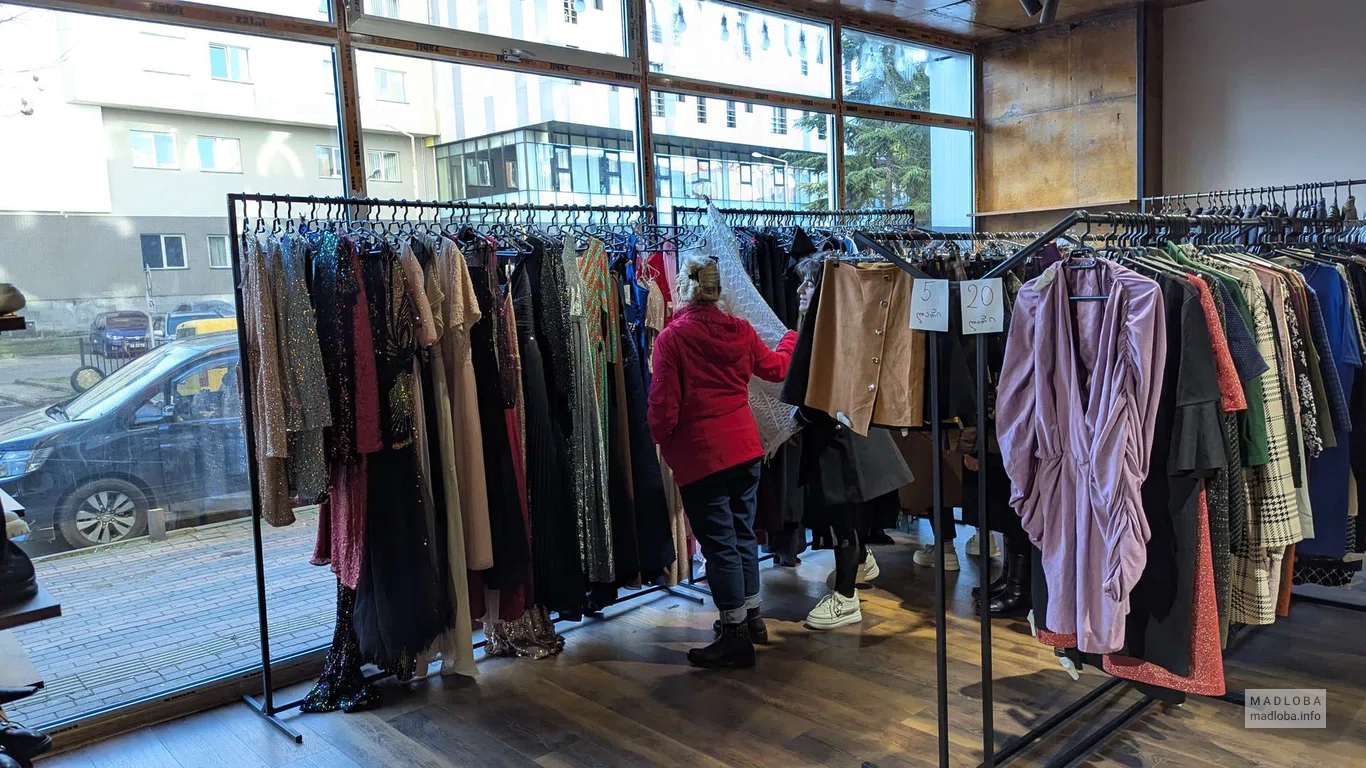 Аутлет и секонд-хенд "ALIA SHOP" женские платья и пальто