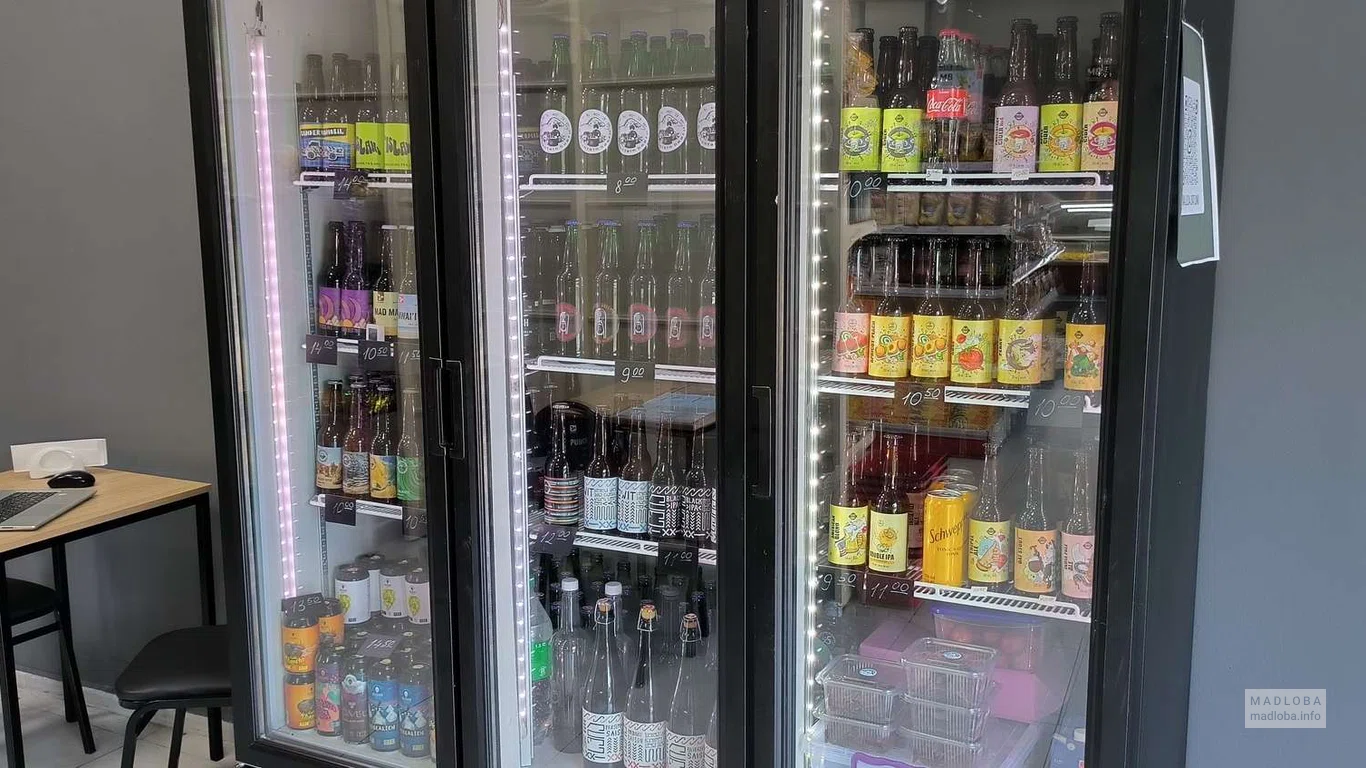 Холодильник с напитками в ALUDA Craft Beer Shop&Bar