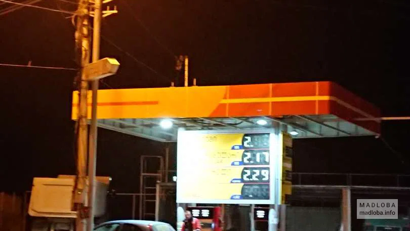 АЗС Petrol вид вечером