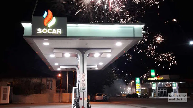 АЗС Socar вечером