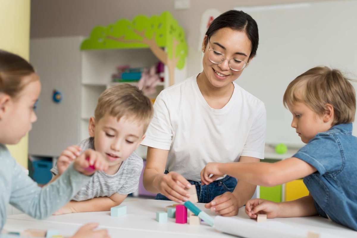 A_kindergarten_teacher_plays_with_children.original
