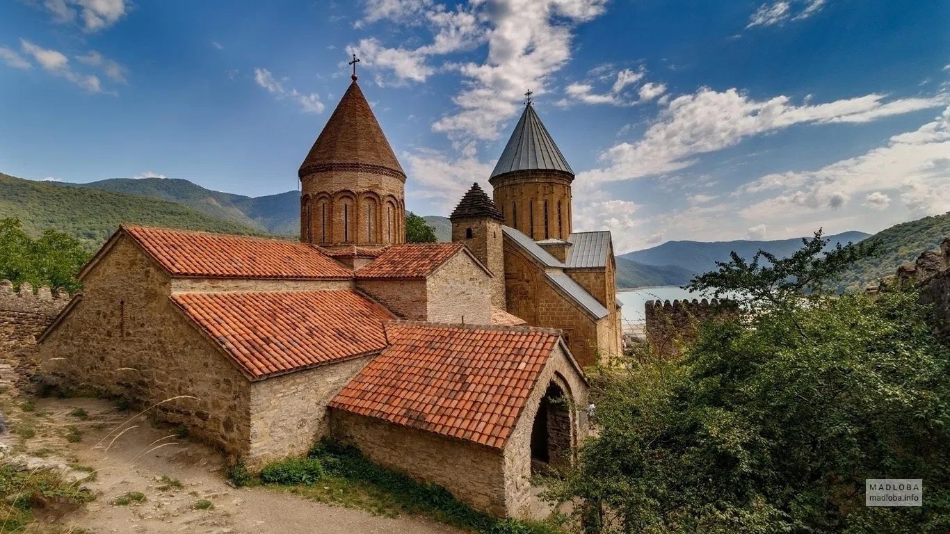 Здание старинной церкви в Грузии