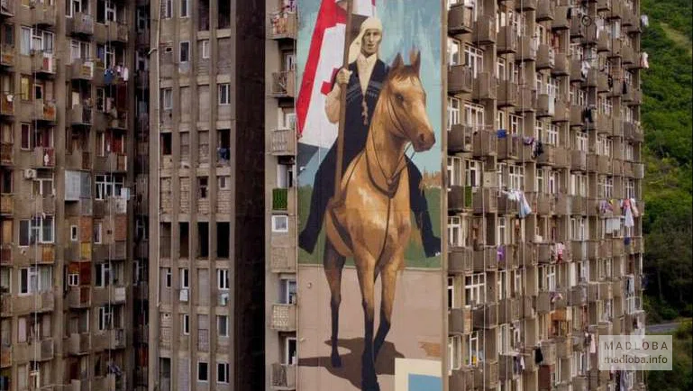 На мурале изображены собор Бичвинта и ботанический сад Сухуми