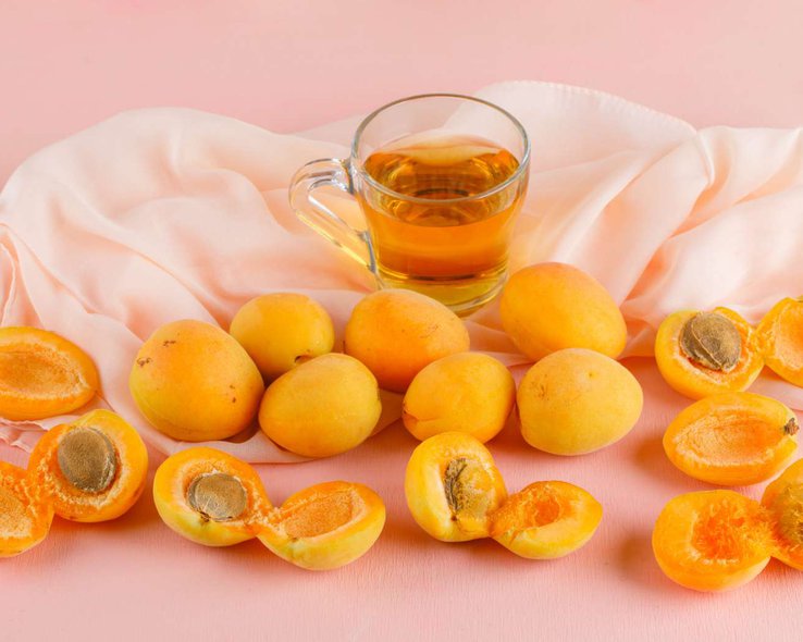 Абрикосы с чаем, вид сверху.jpg