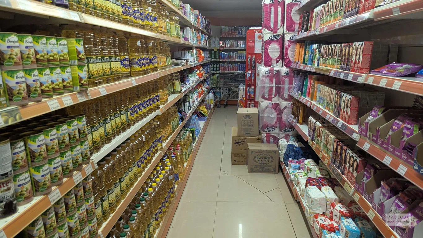 Товары на полках Absolut Supermarket в Батуми
